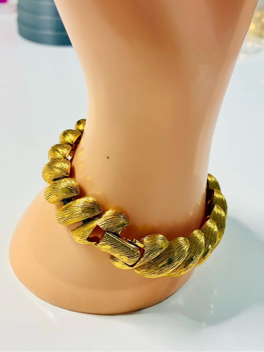 VTG Heavy Gold-Tone Sculpted Link Bracelet - Brand Effortlessly Elegant Chic